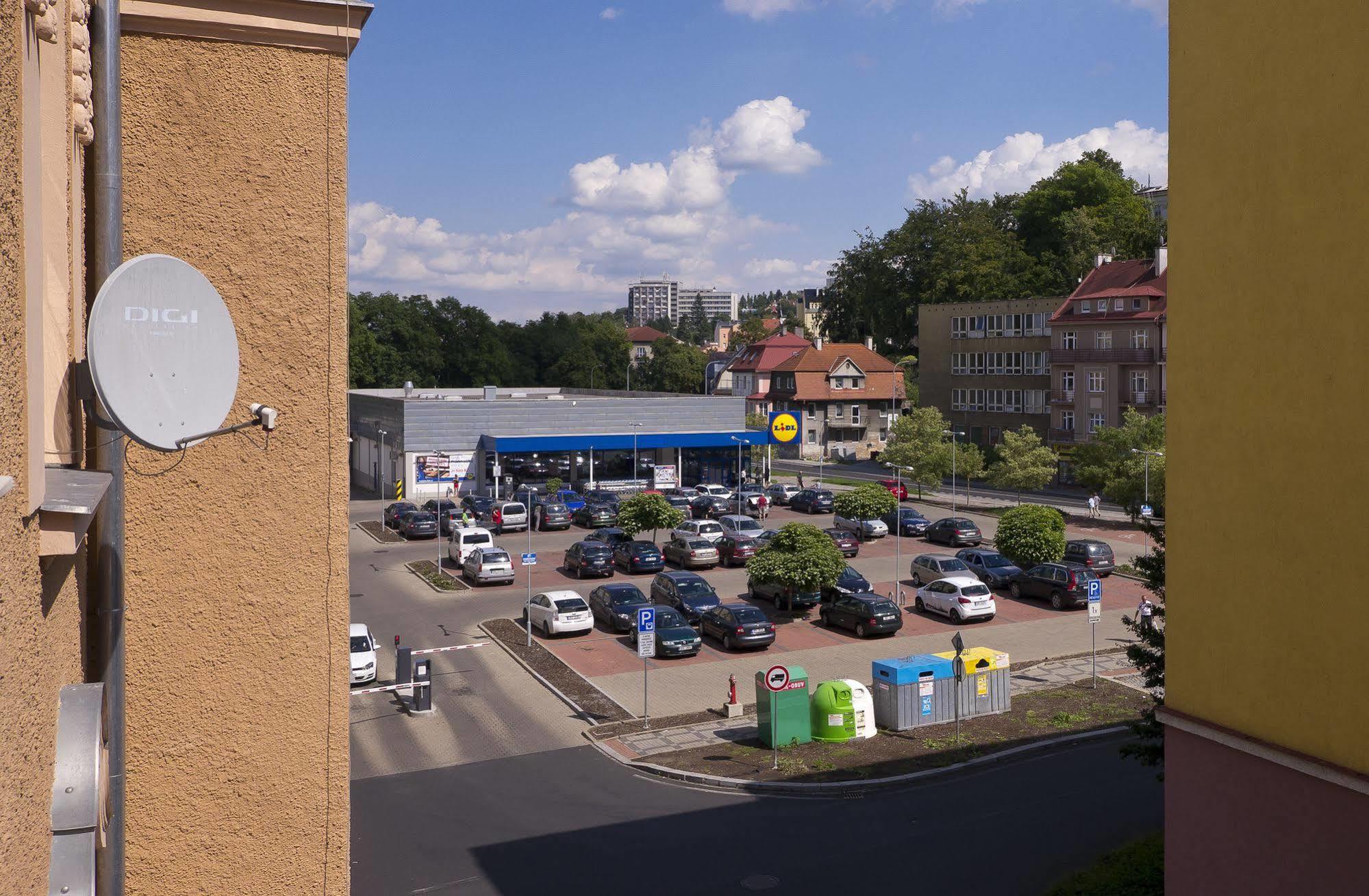 Apartment Karla Capka Street Karlovy Vary Exterior photo